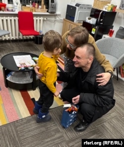 Jurnalistul Andrei Kuznechyk își întâlnește familia la Vilnius.