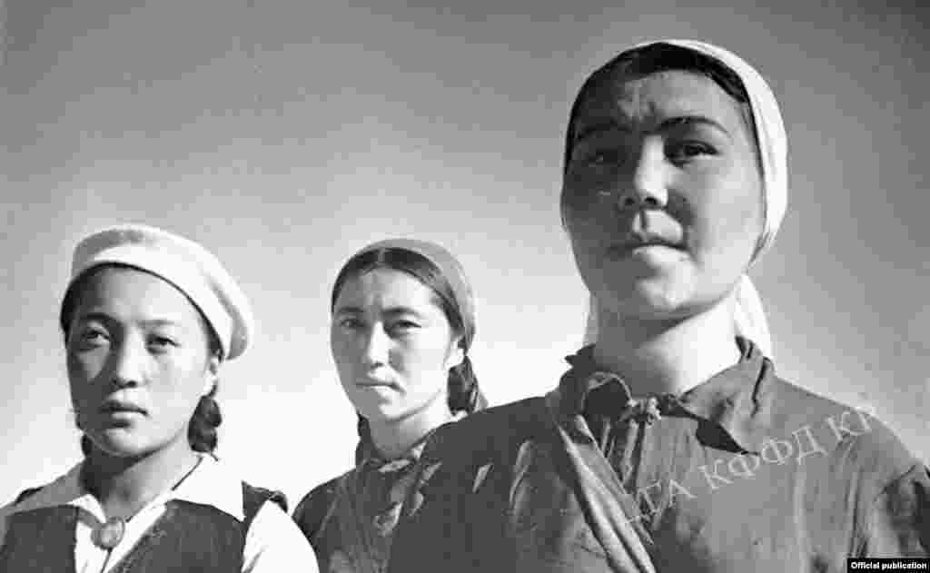 Абадан жана химияга каршы коргонуу боюнча колхоз инструкторлору. Алдыңкы катарда комсомолка Күлбара Айдарбаева. Калинин району, Фрунзе облусу. 1941-ж. (Сүрөт Кыргызстандын Борбордук мамлекеттик архивинин кинофотофонодокументтер бөлүмүнөн алынды). 