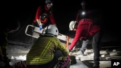 Spasilačke službe izvlače iz ruševina tijelo osobe ubijene u napadu ruskog drona u Mikolajivu, Ukrajina, 29. januara 2025.
