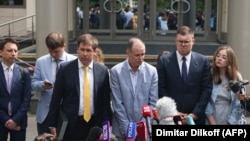 Avocații Maksim Olenichev, Yevgeny Smirnov, Ilya Novikov, Ivan Pavlov, Vladimir Voronin și Valeria Vetoshkina pe 9 iunie.
