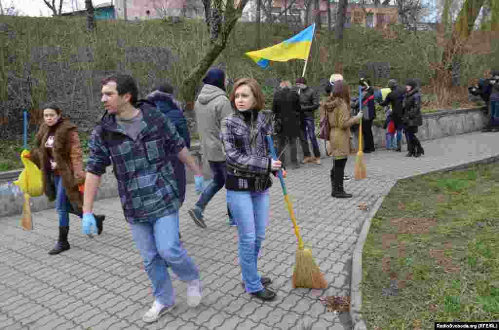 Антивоенную акцию организовали активистки организации «Крымские женщины за мир» и крымского Евромайдана. 