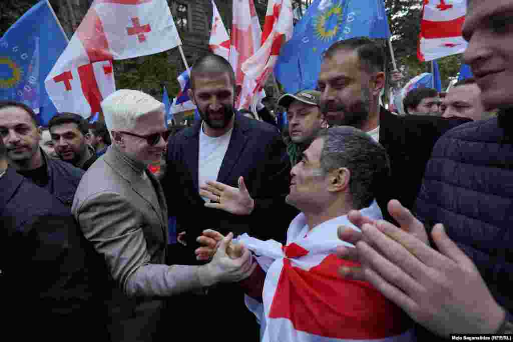 Tsotne Ivanishvili (stânga) și Petriashvili se întâlnesc cu susținătorii și vorbesc cu parawrestler-ul Vakhtang Akhobadze.