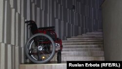 Инвалидное кресло. Иллюстративное фото.
