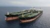 Tanker pod iranskom zastavom koji je uhvaćen dok prebacuje naftu na tanker pod kamerunskom zastavom. Nedatirana fotografija koju je indonežanska agencija za pomorsku bezbednost objavila 11. jula 2023.

