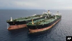 Tanker pod iranskom zastavom koji je uhvaćen dok prebacuje naftu na tanker pod kamerunskom zastavom. Nedatirana fotografija koju je indonežanska agencija za pomorsku bezbednost objavila 11. jula 2023.
