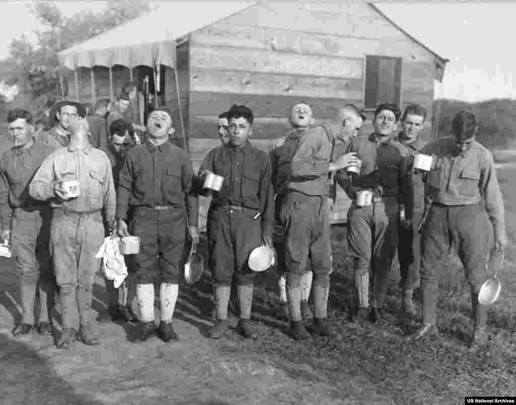 Bărbați aflați la o bază militară a Statelor Unite ale Americii, care fac gargară cu apă sărată - una dintre numeroasele „măsuri preventive” discutabile, destinate să oprească răspândirea virusului.