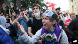 Кадър от един от многохилядните протести срещу закона за „чуждестранните агенти“ в Грузия, 28 май 2024 г. „Руският закон“, както го наричат противниците му, беше приет от парламента въпреки недоволството на гражданското общество.