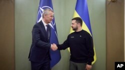 ՆԱՏՕ-ի գլխավոր քարտուղար Յենս Ստոլտենբերգ և Ուկրաինայի նախագահ Վլադիմիր Զելենսկի։ Կիև, 20-ը ապրիլի, 2023 թ.