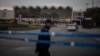 Policijac čuva prilaz Železničkoj stanici u Novom Sadu dan pošto je došlo do pada nadstrešnice u kojem je poginulo 15 ljudi, 2. novembar 2024.