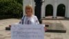 Мама Кольченка привітала Олега Сенцова одиночним пікетом в анексованому Криму