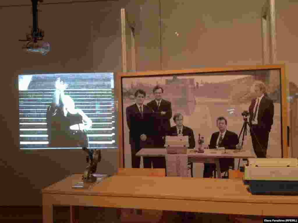 Слева - видео Александра Ройтбурда (Украина) "Психоделическое вторжение броненосца "Потемкин" в галлюциноз Сергея Эйзенштейна", 1998; справа - группа IRWIN (Neue Slowenische Kunst)