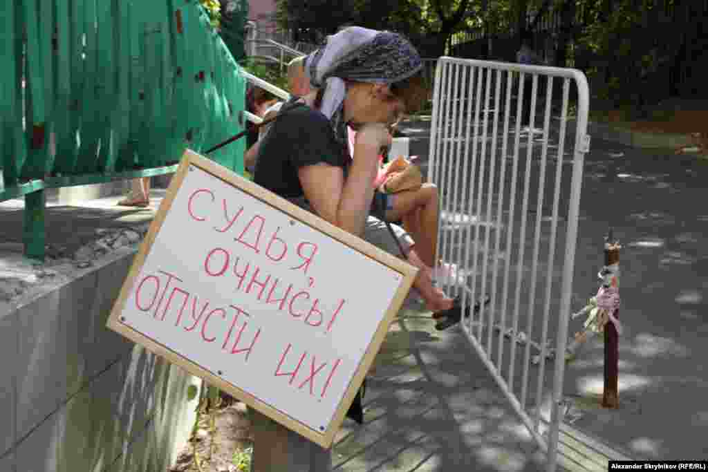 "Судья, очнись! Отпусти их!" - просят судью Сырову