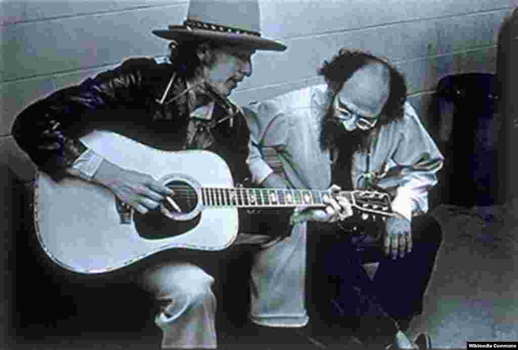 Боб Дилан&nbsp;Аллен Гинзберг менен Rolling Thunder Revue деп аталган концертик кербенинде, 1975.