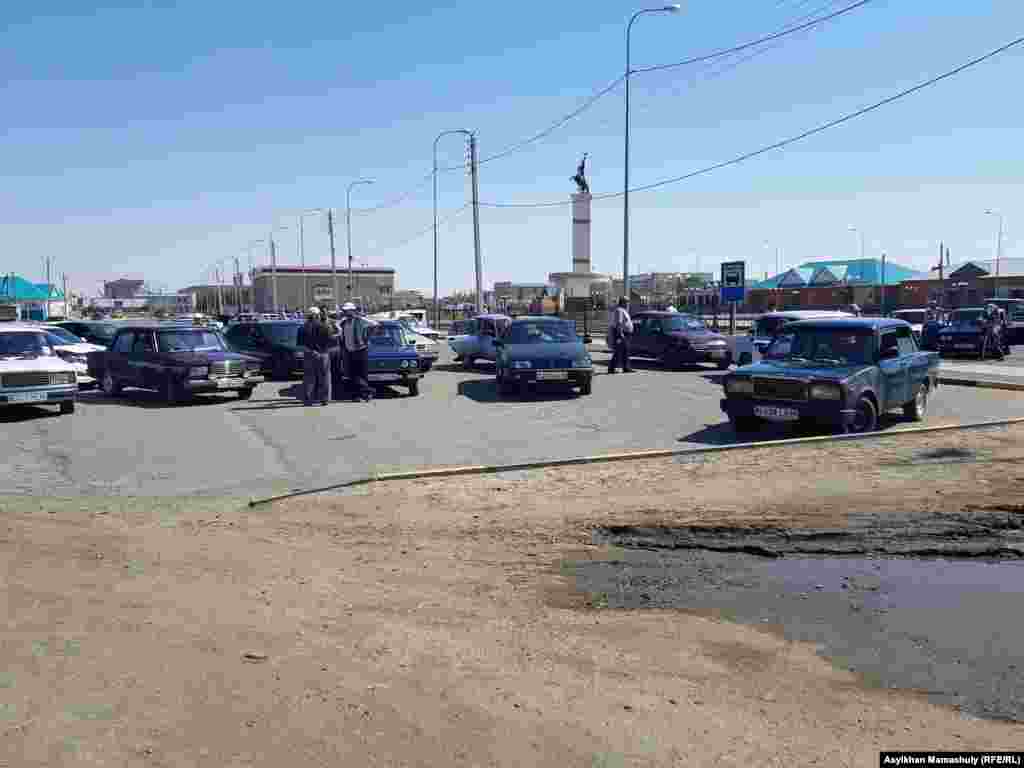 Таксисты в ожидании клиентов в центральной части Арала. 