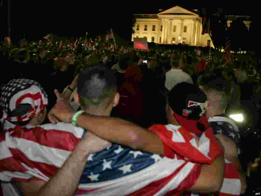 Slavlje ispred Bijele kuće nakon objavljivanja vijesti o smrti Bin Ladena, Washington, 02.05.2011.