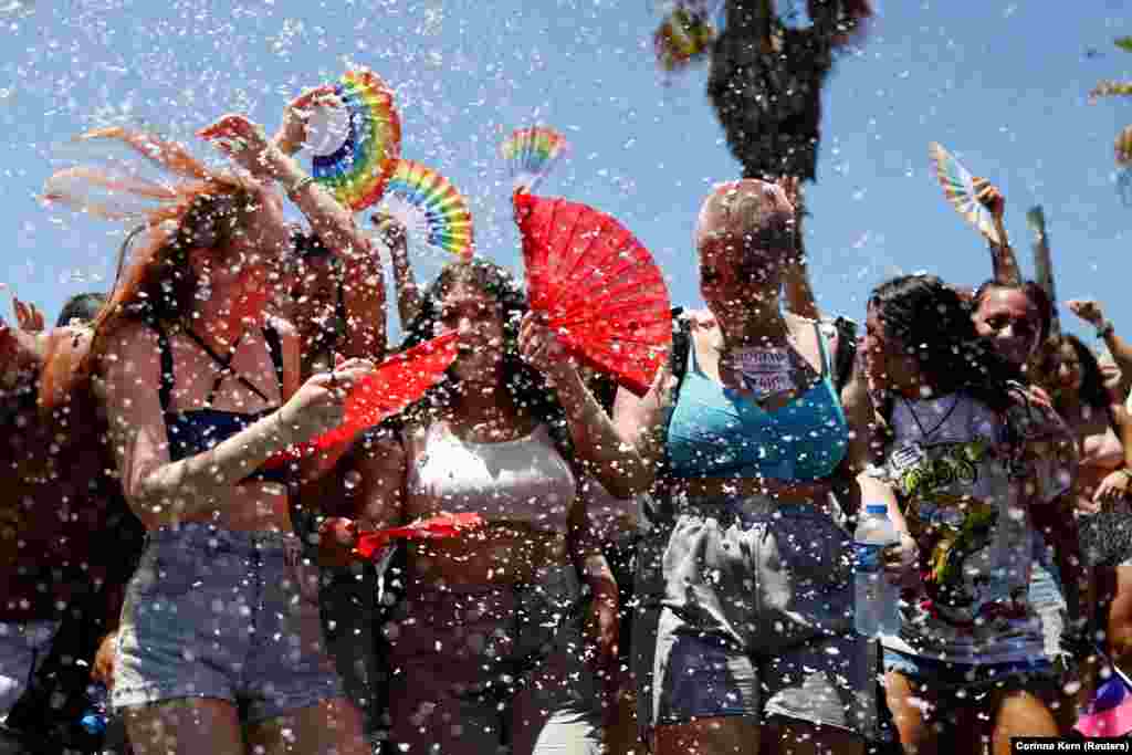  Oamenii participă la o paradă anuală la Tel Aviv, Israel, 25 iunie 2021. 