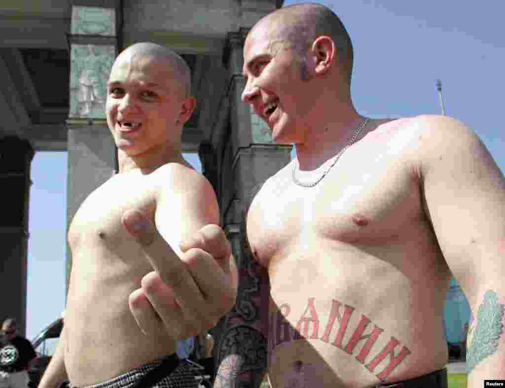 Потім усе змінилося. У 2006-му, за президентства Володимира Путіна, місто Рязань запровадило заборону на &laquo;пропаганду гомосексуалізму&raquo;. Гессен каже, що то був &laquo;перший закон у Росії, який, по суті, перетворив (представників ЛГБТ-спільноти) на людей другого сорту&raquo;. На цьому фото скінхеди в Москві, які готуються виступити проти запланованого гей-параду у 2007 році.