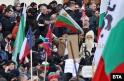 Участници в протеста държат знамената на американския щат Тексас и конфедерацията.