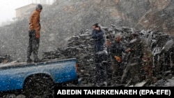 مهاجرین افغان در ایران کار های شاقه انجام میدهند، اما با آنهم با برخورد زشت برخی از مردم و نهاد های امنیتی آن کشور مواجه هستند.