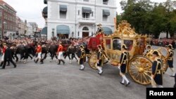 Нидерланддын королунун салттуу алтын арабасы.