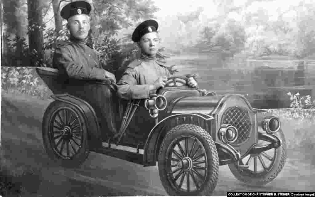 Osim u brodovima, Rusi su pozirali i u automobilima…