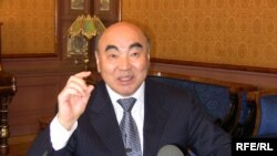 Кыргызстандын Баш мыйзамына өзгөртүү киргизүүнүн кезектеги аракети 1998-жылдын 2-сентябрында башталган. 
