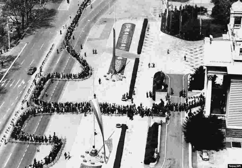 Пътеките водят до сградата на парламента в Белград през май 1980 г., където е положено тялото на Тито след смъртта му на 4 май.