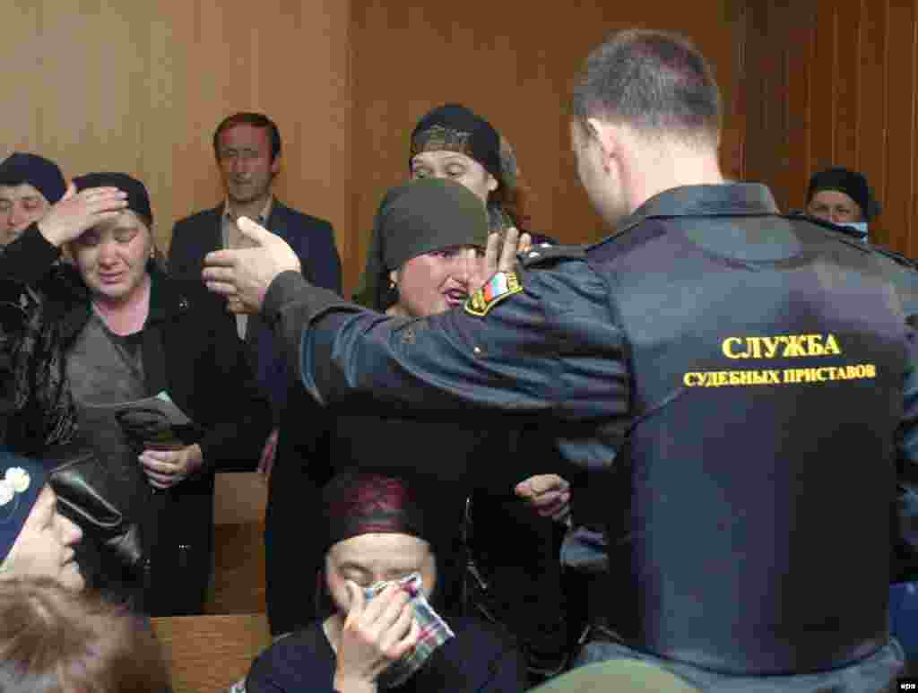 Бесланалъул мактабалде гьужум гьабуразул цохIого цо кодове щварав Нурпаша Кулаев диваналда. Владикавказ, 2005 соналъул 19 май. 