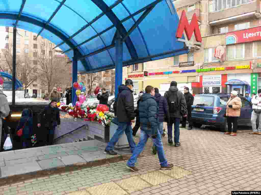 У входа на станцию метро "Октябрьское поле" прохожие замедляют шаг