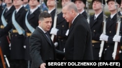 Президент України Володимир Зеленський (л) і президент Туреччини Реджеп Тайїп Ердоган (п) зустрічаються біля Маріїнського палацу в Києві 3 лютого