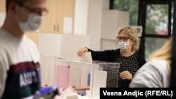 Biračko mesto u Beogradu: Glasanje na opštim izborima u Srbiji održanim 21. juna 2020. 