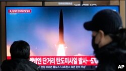 Түндүк Кореянын 18-декабрдагы сыноосу тууралуу кабар Сеулдун темир жол станциясындагы телевизордо көрсөтүлүп жаткан учур.