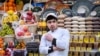 Продавец на рынке, иллюстративное фото
