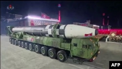 O fotografie de la o paradă precedentă din Coreea de Nord a imortalizat un vehicul militar transportând o rachetă balistică.