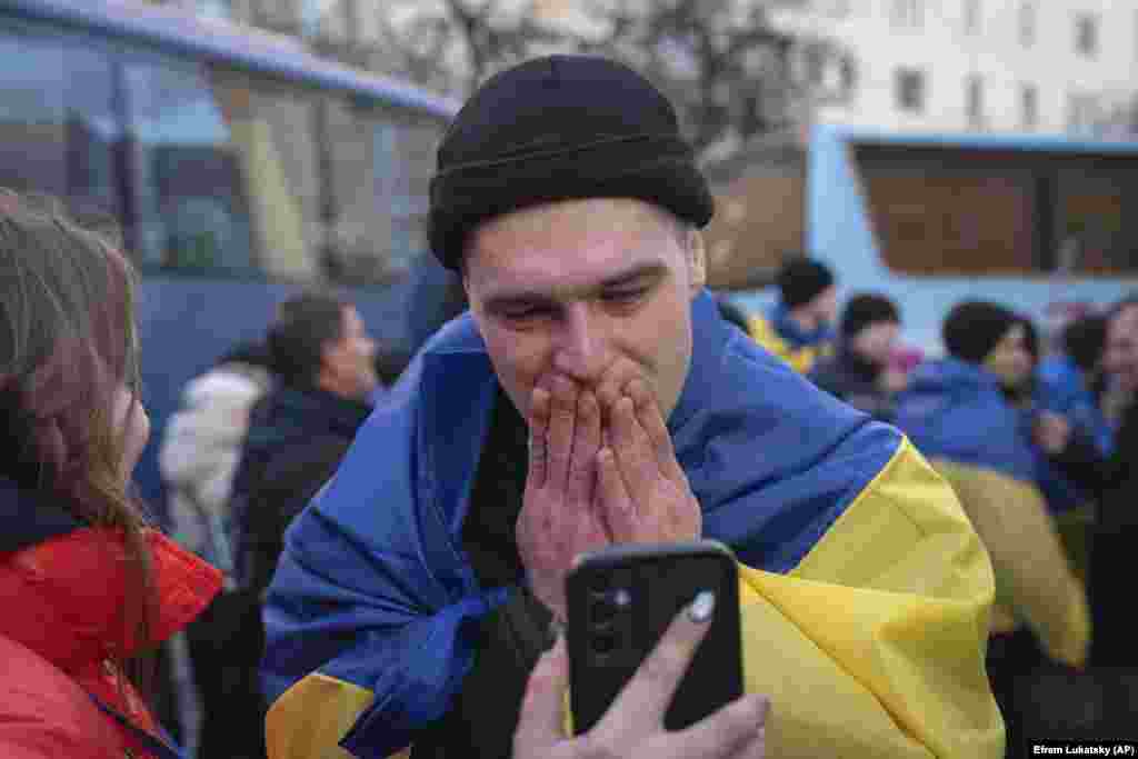 Ukrajinski vojnik razgovara telefonom s rođacima nakon što je 19. marta pušten iz ruskog zarobljeništva.Ukrajina i Rusija oslobodile su po 175 zatvorenika dan posle razgovora Trampa i Putina, tokom kojeg je spomenuta razmena.