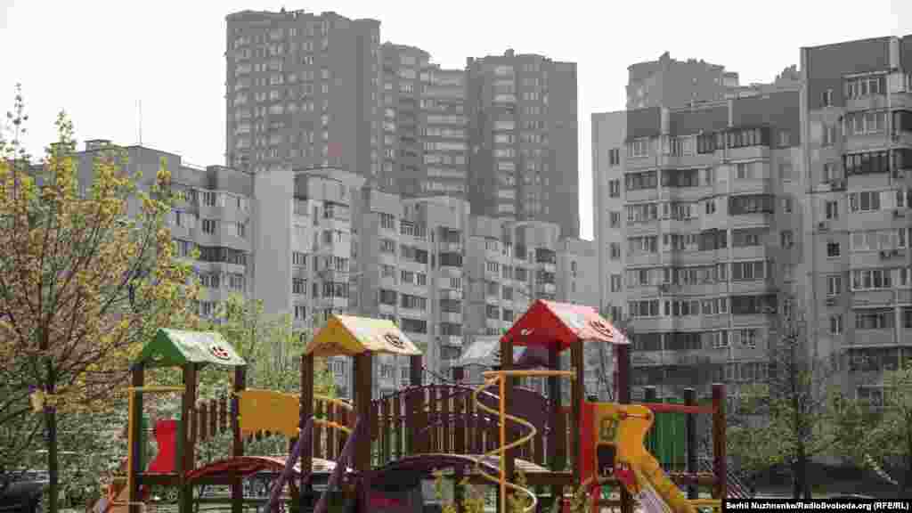 Порожній дитячий майданчик в одному зі спальних районів Києва. Станом на 20 квітня в Україні коронавірус виявили у 374 дітей