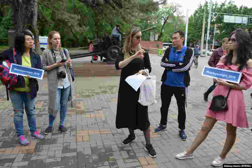 «Ночь в музее» в Государственном музее искусств Казахстана имени Абылхана Кастеева (ГМИ) собирает больше всего посетителей уже несколько лет подряд. Возможно, формат акции здесь более современный. В этом году акция началась с квест-игры, в которой команды соревновались в знании города и его истории. Хотя зарегистрировались семь команд, пришли только две. На фото момент инструктажа команд перед началом игры. Старт был в Парке 28 гвардейцев-панфиловцев.