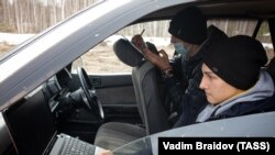 Ин шогирдони мактаб дар Русия аз дохили мошине дар дарсҳои онлайнӣ иштирок мекунанд