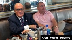 Джуліані п’є каву з бізнесменом Левом Парнасом у готелі «Trump International» у Вашингтоні