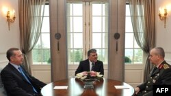 Анкара - Өлкөдөгү акыркы кырдаалды президент Абулла Гүл, премьер-министр Режеп Тайып Эрдоган жана армиянын штаб башчысы генерал Илкер Башбур биргелешип талкуулашты.