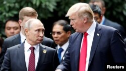 Президент России Владимир Путин (слева) и президент США Дональд Трамп на саммите АТЭС во Вьетнаме в ноябре 2017 года.