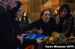 Mii de familii și-au pierdut băieții și bărbații în urma conflictului.