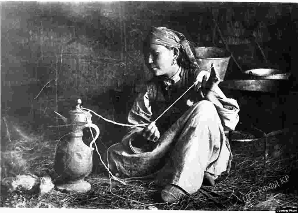 Кыргыз аял колу менен шоона эшип жатат. 