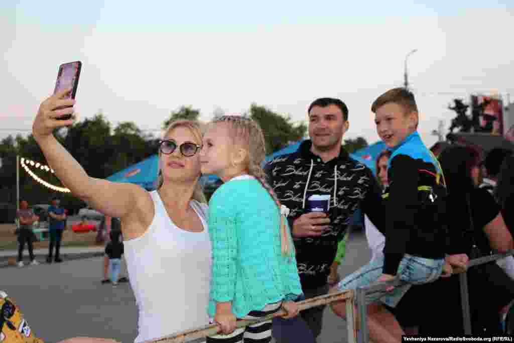 Відвідувачі фестивалю «Toloka» робили селфі під час виступів українських гуртів