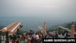 نېشنل کمانډ اېنډ اپرېشن سېنټر وايي وايرس تر ټولو زيات په حېدراباد کې دی. پېښور  په شپږم او کوټه په اووم نمبر ده. (انځور د روان کال د اګست په میاشت کې د اسلام اباد د یو رسټورانټ دی)