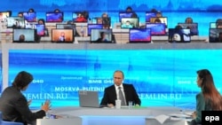 Vladimir Putin tokom emisije u kojoj je odgovarao na pitanja građana