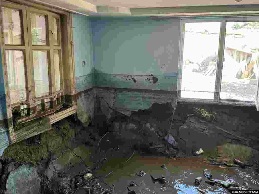 Interiorul unei case din Slobozia Conachi - fotografie făcută pe 16 septembrie 2024. Șapte oameni au murit în inundațiile care au afectat estul României. Rudele vor primi de la Guvern suma de 10.000 de lei pentru fiecare persoană decedată din familie.