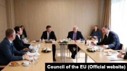 Premijer Kosova Aljbin Kurti (lijevo) sastao se sa predsjednikom Srbije Aleksandrom Vučićem (desno) u Briselu, 15. juni 2021.