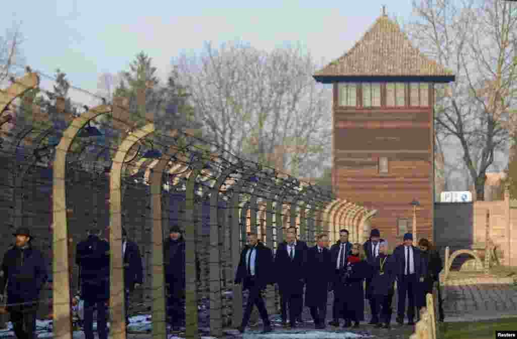 Președintele polonez Andrzej Duda se plimbă prin zona taberei în timpul celei de-a 80-a aniversări de la eliberarea lagărului de concentrare și exterminare nazist Auschwitz-Birkenau din Oswiecim, Polonia, 27 ianuarie 2025. 