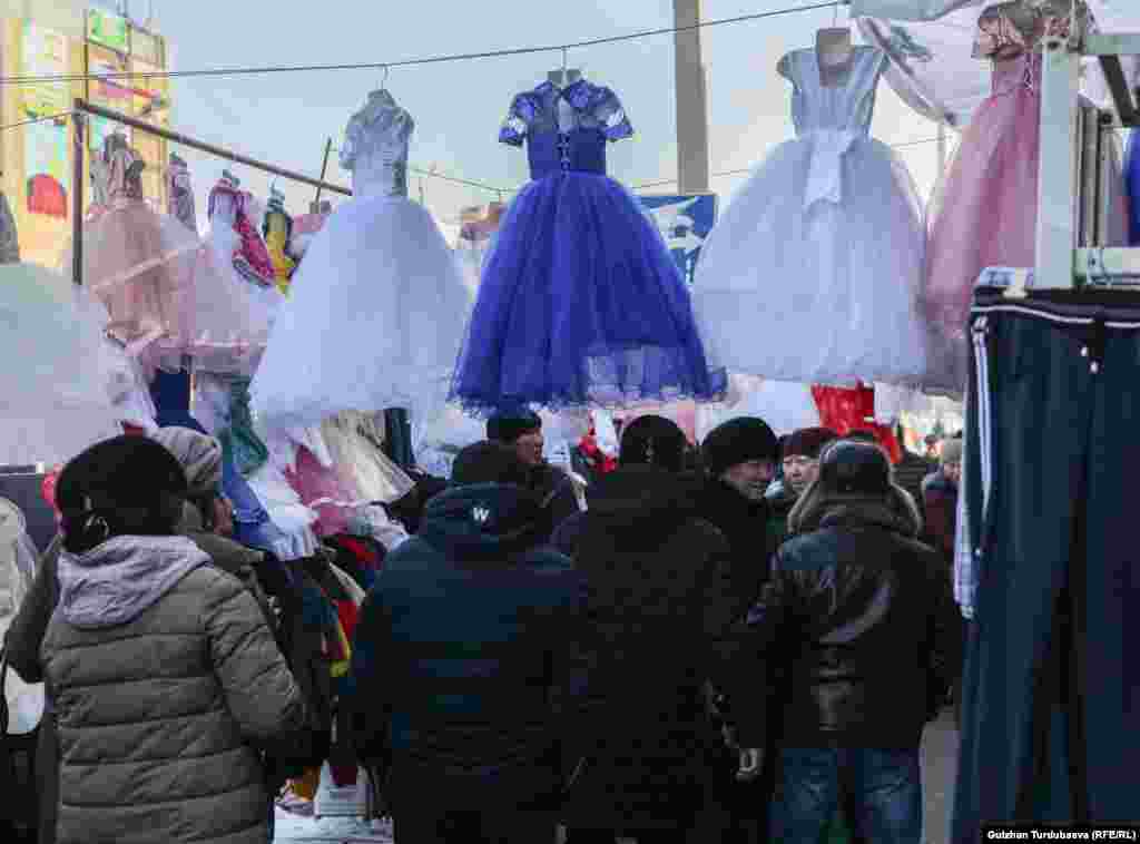 Бала бакчалардагы жаңы жылдык Балаты майрамы үчүн кыздардын саркеч көйнөктөрү 500 сомдон сатылууда.&nbsp;